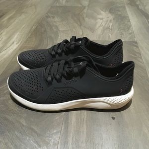 mens crocs shoes size 9. slightly worn once